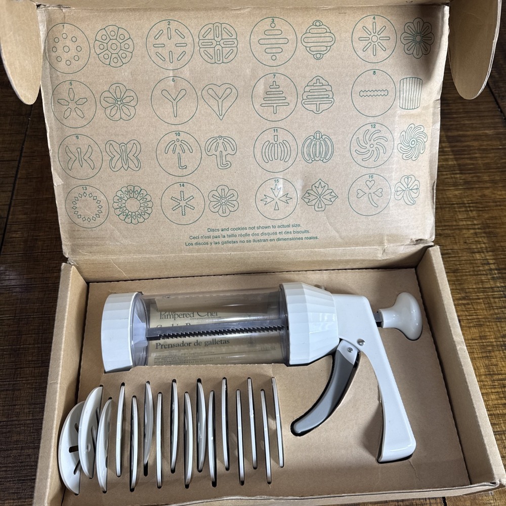 The Pampered‎ Chef Cookie Press #1525 plunger, 15 discs, original box